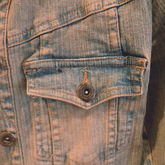 Womens jean look jacket by hydraulic.. size small.. worn once.. cotton/spandex.. - Picture 3 of 8
